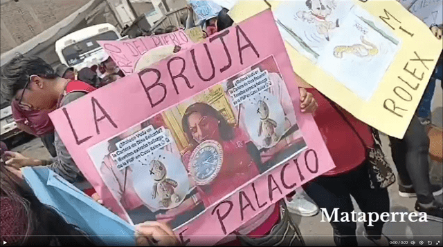 Pancartas contra Dina Boluarte en Huaycán, Ate. Foto: X/@mataperrea   