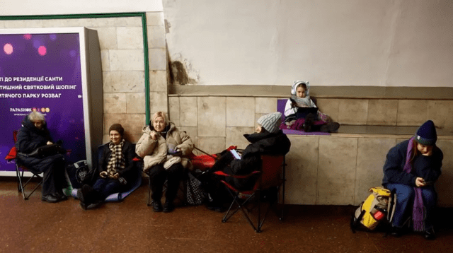  Durante la alerta de ataque aéreo en Kiev, el 25 de diciembre de 2024, las personas se refugiaron en una estación de metro. Foto: CNN en español.    