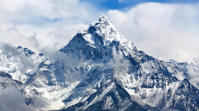  Monte Everest considerada como "La Montaña más alta del Mundo" 