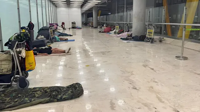 Migrantes improvisan camas en los pasillos de la terminal 4 del aeropuerto de Madrid-Barajas ante la falta de techo y oportunidades laborales. Foto: BBC Mundo