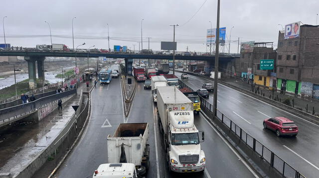 Vehículos avanzan lentamente en la zona mientras se descongestiona la vía. Foto: Vania Ramos   