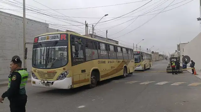 Atentado a bus de empresa Huáscar en Lurín. Foto: Elvis Cairo/LR.   