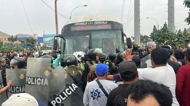 Los manifestantes, que exigían seguridad, mostraron pancartas y obligaron a algunos pasajeros a unirse a la marcha. Foto: Francisco Erazo/LR.   