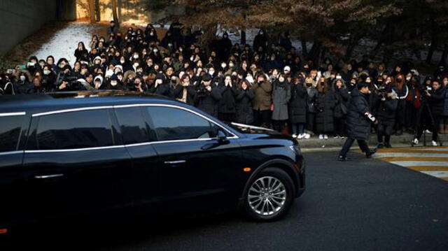 Compañeros de su banda y otras grandes estrellas de K-pop cargan ataúd de Kim Jong-hyun|FOTOS