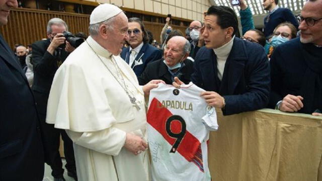 Gianluca Lapadula le entrega camiseta peruana al Papa. FOTO: Instagram.