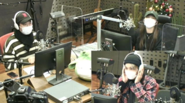 Kai (de rojo) en el programa de radio conducido por Eunji de Apink. Foto: captura