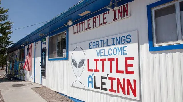 Little A'Le'Inn es un bar, restaurante y motel que recibe a turistas que vienen a la zona. Foto: BBC