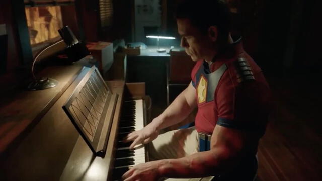 John Cena trasladó su talento para el piano en la serie Peacemaker. Foto: HBO Max