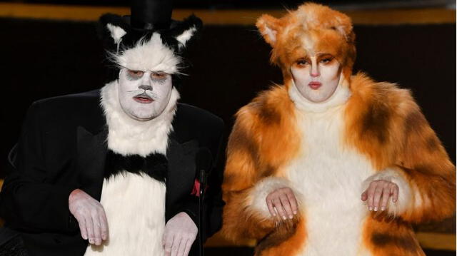 Corden y Wilson se vistieron de sus personajes en Cats para entregar el premio a Mejores Efectos Visuales (foto: Variety)