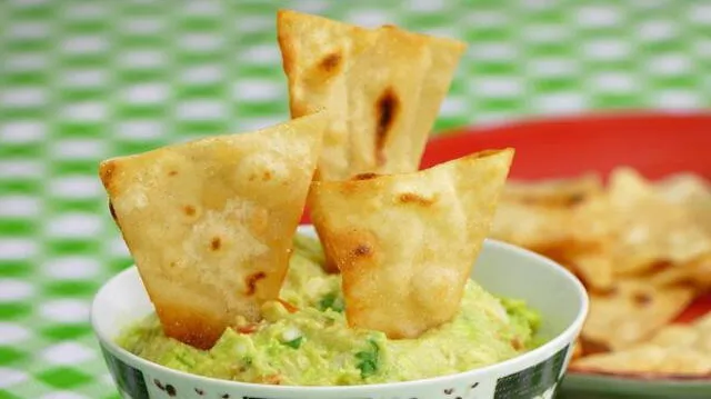 Puedes acompañar tus nachos caseros con una deliciosa salsa de guacamole. Foto: Cocina casera y fácil