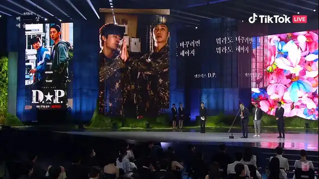 Equipo de D.P acepta el premio Baeksang Arts Awards a mejor drama coreano. Foto: captura TikTok Live