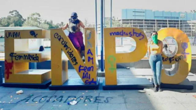 Manifestantes en el interior de la prepa 9 de la UNAM.