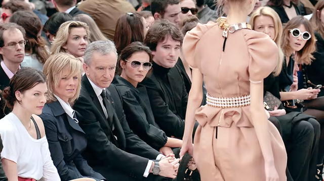 Bernard Arnault viendo un desfile de su empresa Louis Vuitton. Foto: AFP
