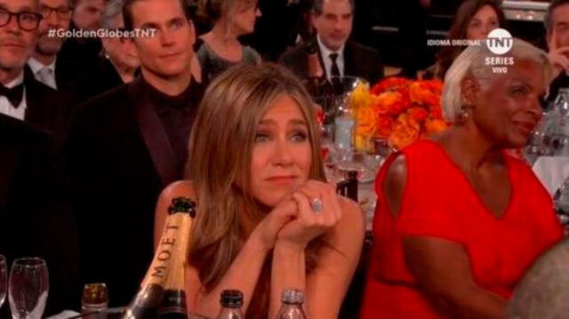 Jennifer Aniston viendo a Brad Pitt mientras da su discurso tras ganar el Globo de Oro a mejor actor de reparto.