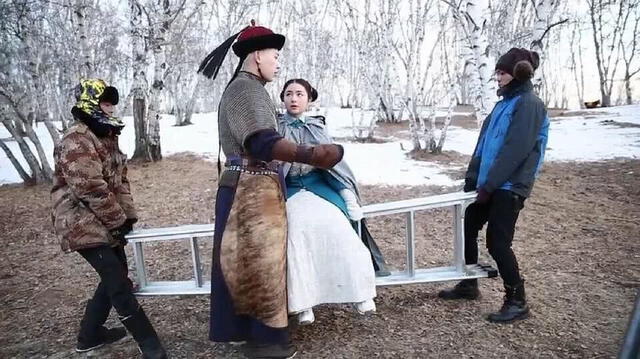 Se requirió de dos personas más para grabar la escena con Li Landi y Wang An Yu. Se requirió de dos personas más para grabar la escena con Li Landi y Wang An Yu.