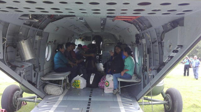 En helicóptero trasladan a 100 docentes hacia zonas altas de Piura 