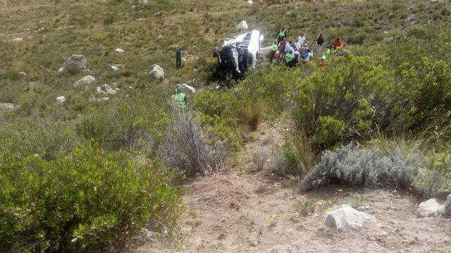 Arequipa: Dos turistas alemanes muertos deja caída de bus a abismo