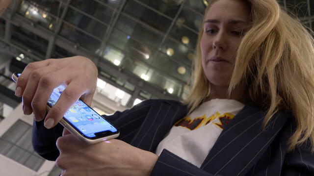 Amanda Back, gerente de marketing de Epicenter Stockholm, escanea con un teléfono inteligente un microchip desarrollado por la compañía de Subdermales DSruptivos e implantado en su mano para revelar su pase de salud. Foto: AFP