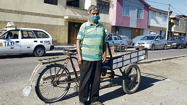Lizandro Chura Ccopa de 58 años, recorre las calles de la ciudad de Tacna en su viejo triciclo.