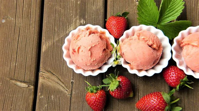 Un helado de fresa es ideal para combatir la temperatura de este verano. Foto: PIXABAY