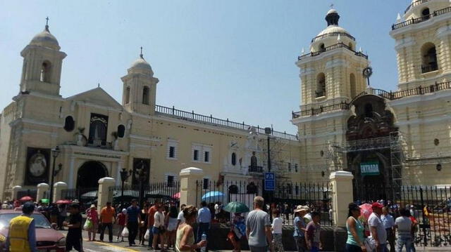  La Iglesia de San Pedro, edificada por la Compañía de Jesús a partir del siglo XVI, es visitada en Semana Santa. Foto: Andina.   