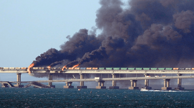 La publicación de Olesya Krivtsova estaba relacionada con la explosión en el puente que conecta la península de Crimea y Rusia. Foto: AFP   
