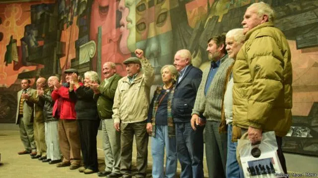 Varios de los sobrevivientes de la estructura clandestina dirigida por Jorge Schindler durante un homenaje a ellos realizado en la Casa del Arte de la Universidad de Concepción. Foto: Nelson Muñoz Mera   