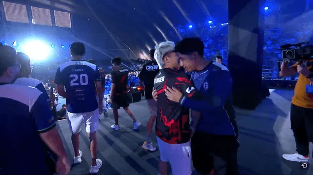  Jugadores y el abrazo pospartido. Foto: 4D Esports    