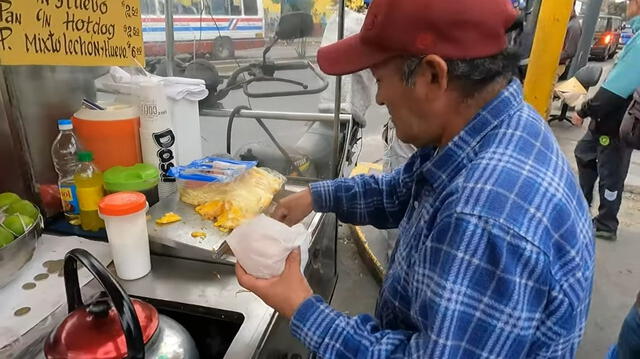 El pan con pantano también lleva limón en algunos casos. Foto: captura de Andre Machuca/Youtube    
