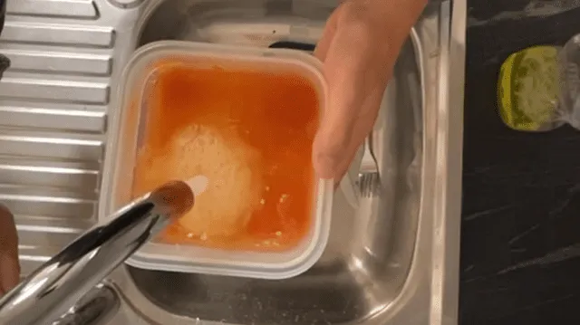 El tomate mancha los tuppers de plástico si no se lavan a tiempo. Foto: 20Minutos   