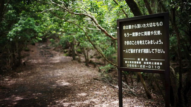 Las autoridades han tenido que poner un cartel para buscar que la personas no se suiciden en Aokigahara. Foto: Nicolas Datiche/SIPA/Newscom   