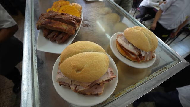 El pan con chicharrón es el producto más solicitado de El Chinito. Foto: El Cholo Mena/YouTube   