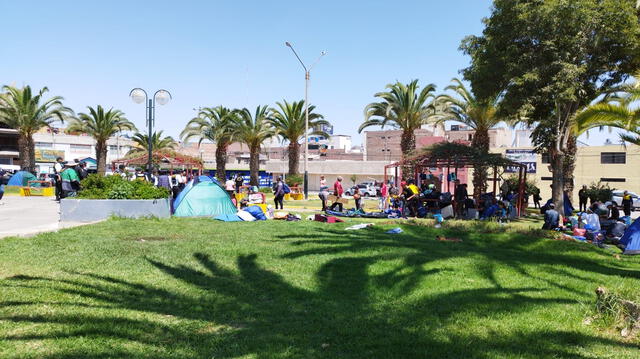  Un grupo de ciudadanos extranjeros acamparon en la plaza de Tacna. Foto: Tacna en Vivo/Facebook    