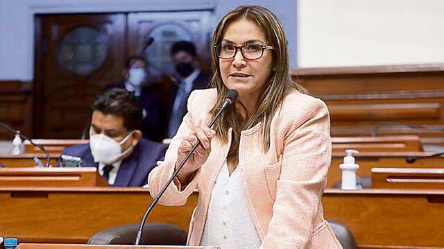  Magaly Ruiz es investigada por el presunto delito contra la administración pública en la modalidad de concusión por el Ministerio Público. Foto: Congreso    