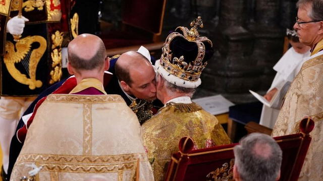 El príncipe William se mostró afectuoso con su padre en la ceremonia de coronación. Foto: AP Media   