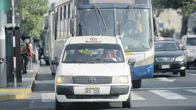  Impera el caos. Los autos colectivos siguen operando en el Corredor Azul. El alcalde López Aliaga quiere que los empadronen. Foto: Gerardo Marín<br><br>    