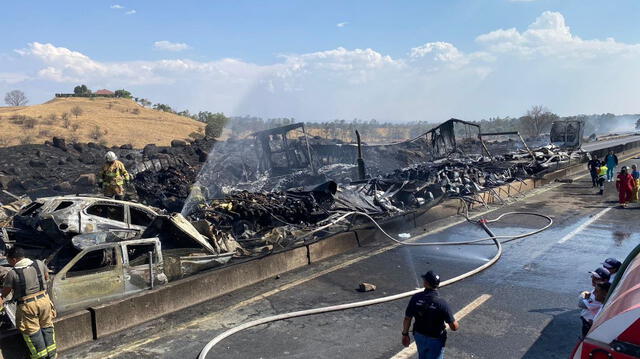 Bomberos continúan su labor de rescate y limpieza en la autopista a Los Altos. Foto: @inseguridadjal/Twitter   