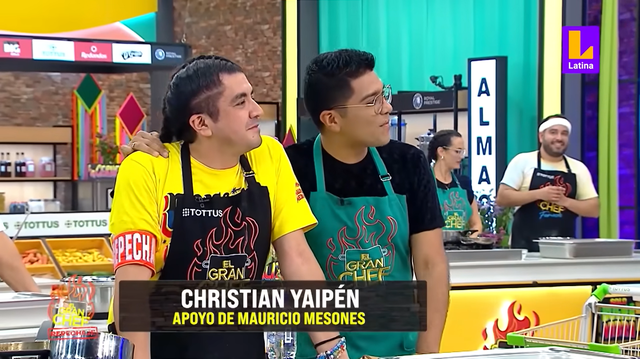 Mauricio y Christian prepararon anticuchos con rachi. Foto: Captura Latina.   