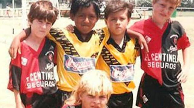 Messi de niño junto a su equipo Newell's Old Boys. Foto: TyC sports    