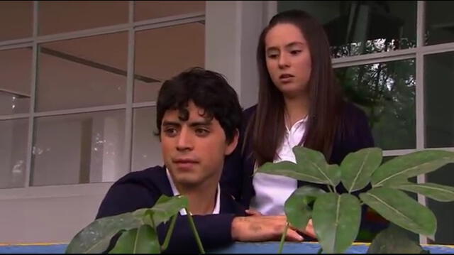 Irvin Ruiz y un actor extra en uno de los capítulos de la 'Rosa de Guadalupe'. Foto: Televisa.    