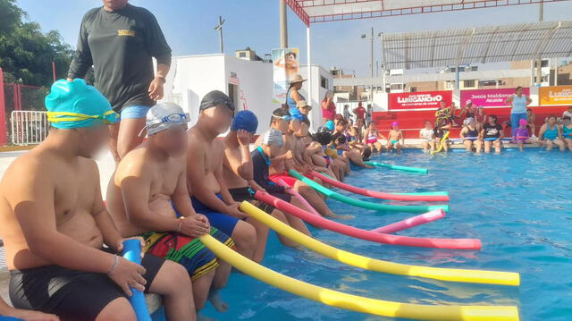 Niños con discapacidad disfrutan de la piscina gratuita. Foto: Facebook/Municipalidad de SJL.   