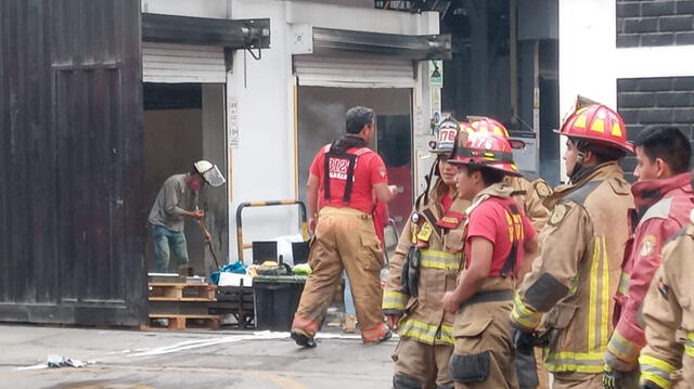 Bomberos atienden el incendio. Foto: Kevinn García/LR    