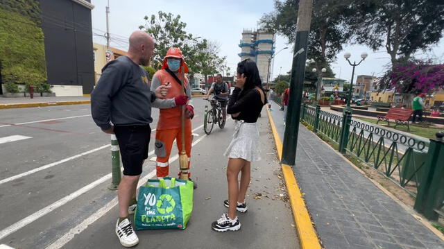 El influencer junto a su novia y al joven que le regaló los víveres. Foto: Gringo in Peru/Youtube    