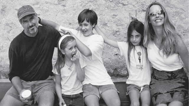 Steve Jobs junto a sus hijos y su esposa Laurene Powell. Foto: MDZ Online   