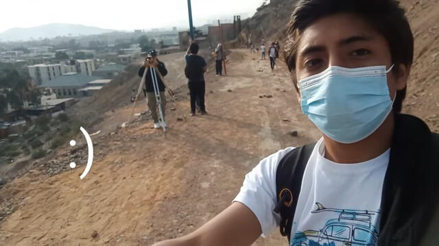 Los estudiantes de la UNI en la parte alta del cerro usando sus intrumentos de Ingeniería Civil. Foto: Vincent Zuc/Youtube   