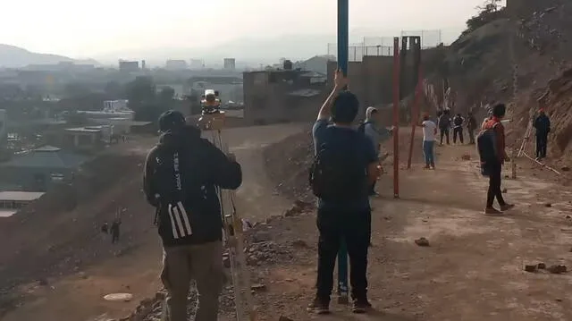 Diversos grupos de estudiantes realizaron sus prácticas de Topografía. Foto: Vincent Zuc/Youtube    