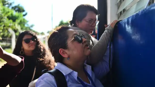 Durante una semana, Carolina Amaya y su familia no supieron del paradero de su padre, el cual se encontraba detenido. Foto: EDH/ Francisco Rubio.   
