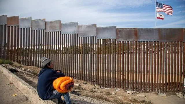 Los migrantes que intenten ingresar a Estados Unidos deben usar la app CBP One para solicitar el permiso humanitario. Foto: Notimex   