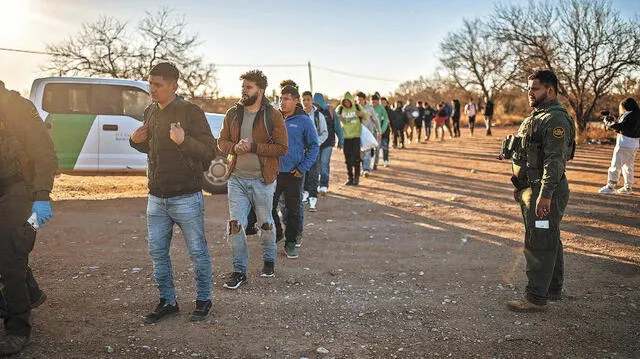 La Oficina de Aduanas y Protección Fronteriza informó que el número de migrantes en la frontera entre EE. UU. y México se redujo a la mitad en enero, en comparación con diciembre 2023. Foto: AFP   