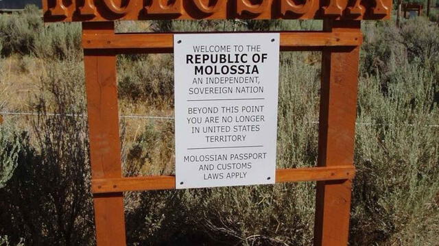 El cartel de bienvenida a los turistas que entran a la República de Molossia. Foto: Republic of Molossia/Instagram.    